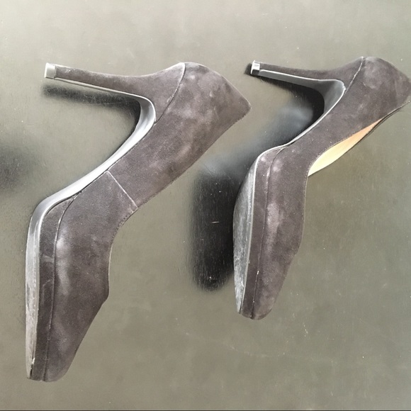 Black suade TAHARI heels - Picture 4 of 7